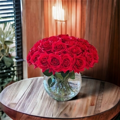 arranjo de flores rosas artificiais vermelha em vaso de vidro com água realística