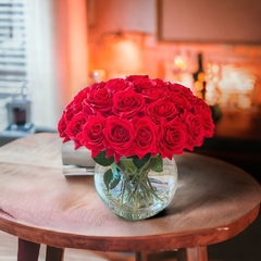 arranjo de flores rosas artificiais vermelha em vaso de vidro com água realística na internet