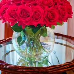 arranjo de flores rosas artificiais vermelha em vaso de vidro com água realística - Felicitadecor