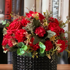 Arranjo de flores artificiais rosas vermelhas no vaso porcelana na internet