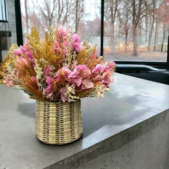 arranjo de flores naturais desidratadas rosa em vaso rattan
