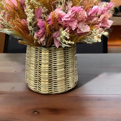 arranjo de flores naturais desidratadas rosa em vaso rattan - comprar online