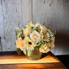 Arranjo de flores artificiais mistas no vaso dourado - comprar online
