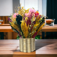 arranjo de flores naturais desidratadas em vaso rattan - loja online