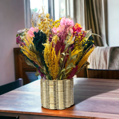 arranjo de flores naturais desidratadas em vaso rattan - Felicitadecor