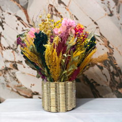 Imagem do arranjo de flores naturais desidratadas em vaso rattan