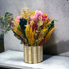 arranjo de flores naturais desidratadas em vaso rattan - comprar online
