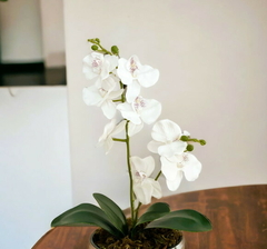 Orquídea Artificial Similar às Naturais, com 45cm de Altura: Beleza Duradoura e Elegância para Sua Decoração. Desfrute da sofisticação das orquídeas sem a necessidade de cuidados constantes.
