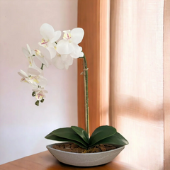 Arranjo de flores orquídeas artificiais em silicone, exibindo realismo e elegância. Cada pétala é uma obra de arte duradoura, proporcionando beleza única para sua decoração