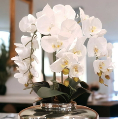 Arranjo de Orquídeas Artificiais Real Toque em branco, medindo 50cm de altura e 30cm de largura, para decoração elegante.
