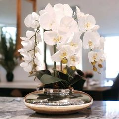 Arranjo de Flores Orquídeas Artificiais Real Toque em Branco, Medindo 50cm de Altura e 30cm de Largura.