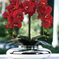 Arranjo de Flores Artificiais Orquídeas Vermelhas, com 50 cm de altura e 30 cm de largura, proporcionando uma elegância vibrante para sua decoração.