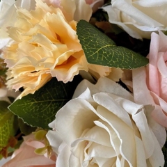 Arranjo de flores artificiais rosas tons pasteis na internet