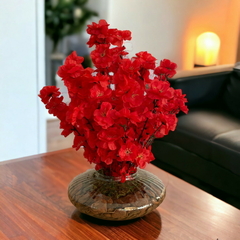 Arranjo de Flores Vermelhas Cerejeira em um vaso elegante, com 40cm de altura e 20cm de largura, trazendo a beleza e a paixão das flores vermelhas para sua decoração.