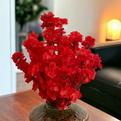 Arranjo floral vermelho cerejeira, medindo 40cm de altura e 20cm de largura, para adicionar elegância e cor a qualquer espaço.