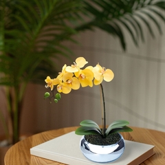 Arranjo de flor artificial orquidea amarela no bowl espelhado 45x20
