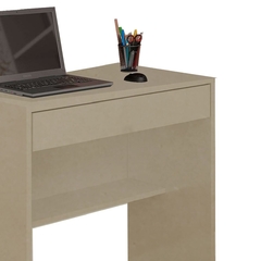 Uma escrivaninha de MDF natural cru, perfeita para organizar seu espaço de trabalho. Com uma gaveta espaçosa, oferece praticidade e estilo. Suas dimensões são de 75cm de altura, 40cm de profundidade e 70cm de largura.