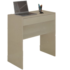 Uma escrivaninha em MDF natural cru com uma gaveta, perfeita para organizar seu espaço de trabalho. Possui altura de 75cm, profundidade de 40cm e largura de 70cm.
