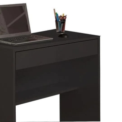Uma escrivaninha preta em MDF, perfeita para seu espaço de trabalho. Com 1 gaveta, possui altura de 75cm, profundidade de 40cm e largura de 70cm. Ideal para organizar seus materiais e trabalhar com estilo.