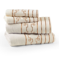 Jogo de toalhas Liz bordadas em creme: macias, felpudas e feitas com 100% algodão. Adicione um toque de sofisticação e suavidade ao seu banheiro com este conjunto de 4 peças.