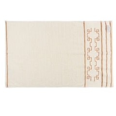 Jogo de toalhas Liz bordadas em creme: macias, felpudas e confeccionadas com 100% de algodão. Adicione um toque de sofisticação e aconchego ao seu banheiro com este conjunto de 4 peças.