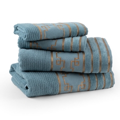 Jogo de toalhas Liz bordadas em denim: macias, felpudas e feitas com 100% de algodão. Adicione um toque moderno e elegante ao seu banheiro com este conjunto de 4 peças em uma cor denim sofisticada.