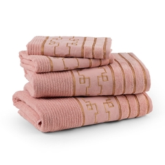 Jogo de toalhas Liz bordadas em rosa chá: macias, felpudas e confeccionadas em 100% algodão. Adicione um toque suave e delicado ao seu banheiro com este conjunto de 4 peças, na encantadora cor rosa chá.