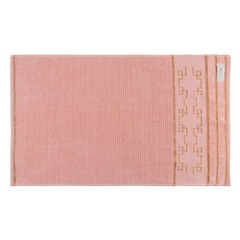 Jogo de toalhas Liz bordadas em rosa chá: macias, felpudas e confeccionadas com 100% de algodão. Adicione um toque suave e delicado ao seu banheiro com este conjunto de 4 peças em uma cor rosa chá encantadora.