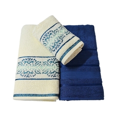 Jogo de toalhas Lorena em cor creme e índigo: macias, felpudas e 100% algodão. Adicione elegância e conforto ao seu banheiro com este conjunto de 3 peças.
