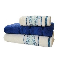 Jogo de toalhas Lorena em cores creme e índigo: macias, felpudas e 100% algodão. Adicione estilo e conforto ao seu banheiro com esse conjunto de 3 peças em tons suaves e sofisticados.