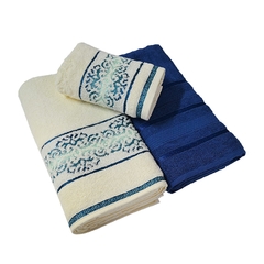 Jogo de toalhas Lorena 3 peças: macias, felpudas e confeccionadas em 100% algodão. Com uma combinação elegante de cores creme e índigo, adicione estilo e conforto ao seu banheiro.