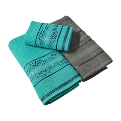Jogo de toalhas Lorena 3 peças: macias, felpudas e confeccionadas em 100% algodão. Com uma combinação sofisticada de cores tiffany e titânio, traga um toque de elegância para o seu banheiro.