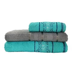 Jogo de toalhas Lorena 3 peças: macias, felpudas e confeccionadas em 100% algodão. Com uma combinação sofisticada de cores tiffany e titânio, adicione um toque de elegância ao seu banheiro.