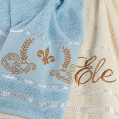 O Jogo Toalha Luisa de 4 peças, com bordados encantadores, é confeccionado em 100% algodão, proporcionando uma experiência suave e luxuosa. Sua combinação de cores creme e baby blue traz um toque de serenidade ao seu banheiro.