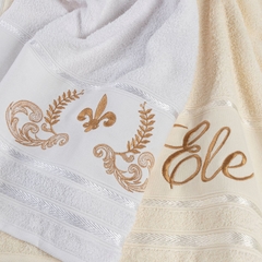 Toalhas Luisa: Luxo e maciez em 100% algodão bordado. A combinação perfeita de cor creme e branco traz elegância e sofisticação ao seu banheiro. Experimente o conforto incomparável dessas peças felpudas.