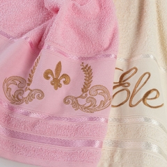 Toalhas Luisa: Encante-se com a delicadeza da combinação de cores creme e rosa. Essas toalhas bordadas em 100% algodão oferecem suavidade e estilo. Sinta o toque macio e aproveite o charme dessas 4 peças exclusivas.