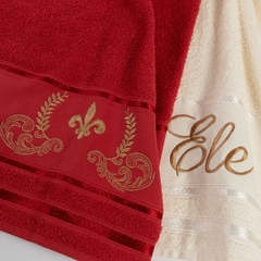 Toalhas Luisa: Adicione um toque de paixão ao seu banheiro com a combinação de cores creme e vermelho. Estas toalhas bordadas em 100% algodão oferecem conforto e elegância em 4 peças luxuosas. Desfrute da suavidade e do estilo desta coleção única.