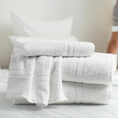 Experimente o luxo das toalhas profissionais com o Jogo de Toalha de Banho/Rosto Basic. Composto por 5 peças macias e felpudas, esse conjunto é perfeito para uso em spas e ambientes de cuidados estéticos.