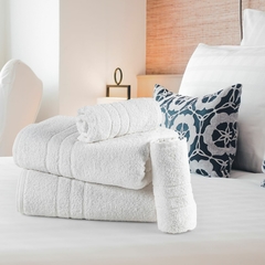 Renove seu banheiro com o Jogo Toalha de Banho Dubai, composto por 5 peças macias e felpudas. Feitas com 100% algodão, essas toalhas proporcionam conforto e absorção excepcionais. Adicione um toque de luxo e suavidade ao seu momento de relaxamento.