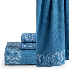 Desfrute do luxo e conforto do Jogo Toalha Maze 4 Peças 100% Algodão em uma deslumbrante cor lazuli. Composto por 2 toalhas de banho e 2 toalhas de rosto, essa coleção oferece maciez, qualidade e estilo para o seu banheiro.