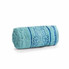 Experimente o conforto e a qualidade da Toalha de Rosto Sophia Avulsa em cor azul turquesa. Feita com 100% algodão, essa toalha proporciona um toque suave e absorção eficiente. Adicione um toque elegante e refrescante ao seu banheiro com essa toalha.