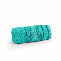 Adicione um toque de sofisticação e elegância ao seu banheiro com a Toalha de Rosto Sophia Avulsa em cor azul tiffany. Feita com 100% algodão, essa toalha oferece um toque suave e absorção eficiente.