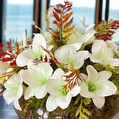 Arranjo de Flores Lírios artificiais no Vaso de vidro - comprar online