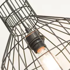 Pendente Luminária Estilo Industrial Bottle: Potência máxima de 60W, voltagem bivolt (110V/220V), feito de metal na cor preta. Possui dimensões de 31cm de altura, profundidade e largura. A medida do fio é de 1m, ajustável conforme necessário.