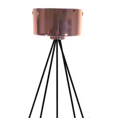 Imagem de um Pendente Lustre Multi-Luz na cor cobre, feito de metal. Possui potência máxima de 60W e é compatível com voltagem bivolt (110V/220V). O pendente tem uma altura de 1,20m, uma profundidade de 10cm e a largura da base é de 12cm. Perfeito para il