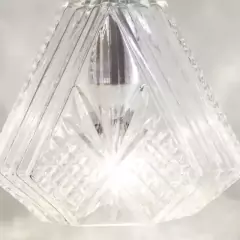 O Pendente Cromado Lalique de Vidro Transparente é uma escolha elegante para a iluminação do seu espaço. Com uma potência máxima de 40W e voltagem bivolt (110V/220V), esse pendente oferece a combinação perfeita de funcionalidade e estilo. Feito de metal e
