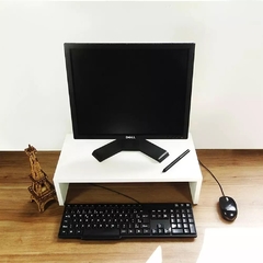 Suporte Simples para Monitor em MDF Branco, compacto e elegante. Perfeito para manter seu monitor ergonômico e organizado. Altura: 10cm, Profundidade: 60cm, Largura: 25cm.