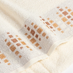A Toalha de Banho World Amaya em cor creme é sinônimo de conforto e sofisticação. Com sua composição em 100% algodão, oferece maciez e absorção de alta qualidade. Adicione um toque de suavidade ao seu banheiro com essa toalha durável e elegante.