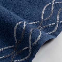 Toalha de Banho World em elegante cor jeans escuro. Feita com 100% algodão, proporcionando maciez e durabilidade. Desfrute de um banho relaxante com essa toalha de alta qualidade.