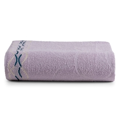 Toalha de Banho World em delicada cor lavanda. Confeccionada em 100% algodão, oferece suavidade e conforto para seu banho. Desfrute de momentos de relaxamento com essa toalha de qualidade.